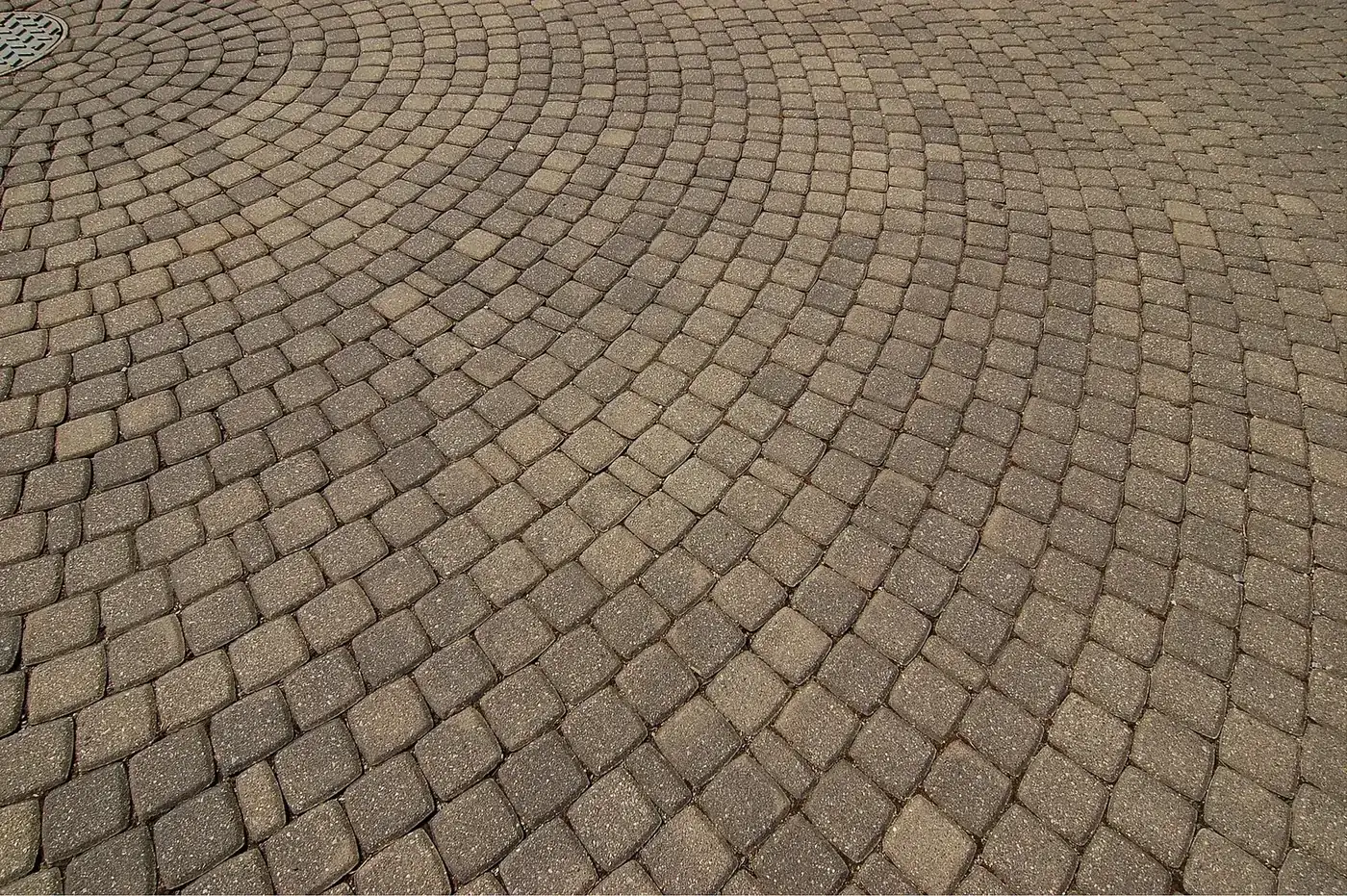 Circular block-paved drive feature